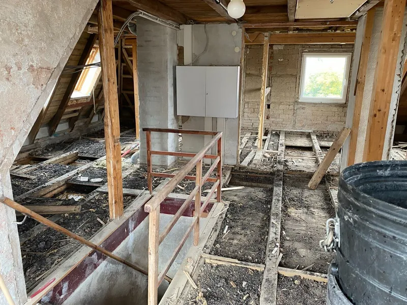 Tragwerk und Dachstuhl sichtbar — Grundlage für den weiteren Ausbau