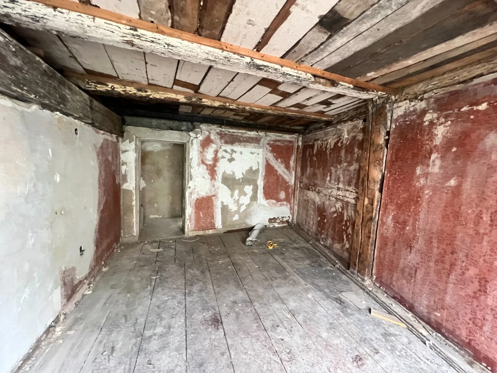 Dachkammer im Bestand: Dielen, alte Verkleidungen, Fachwerk unter Putz