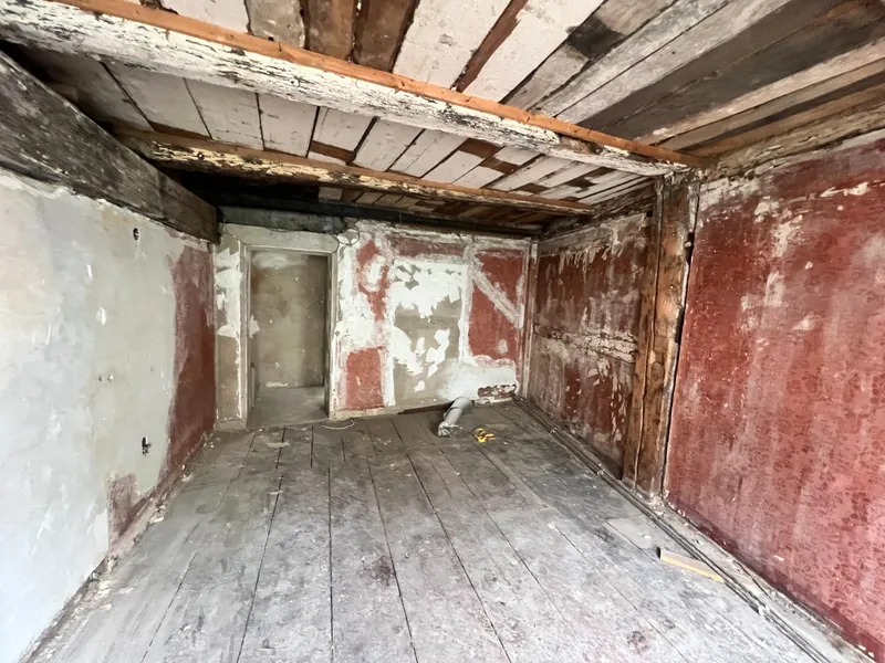 Dachkammer im Bestand: Dielen, alte Verkleidungen, Fachwerk unter Putz