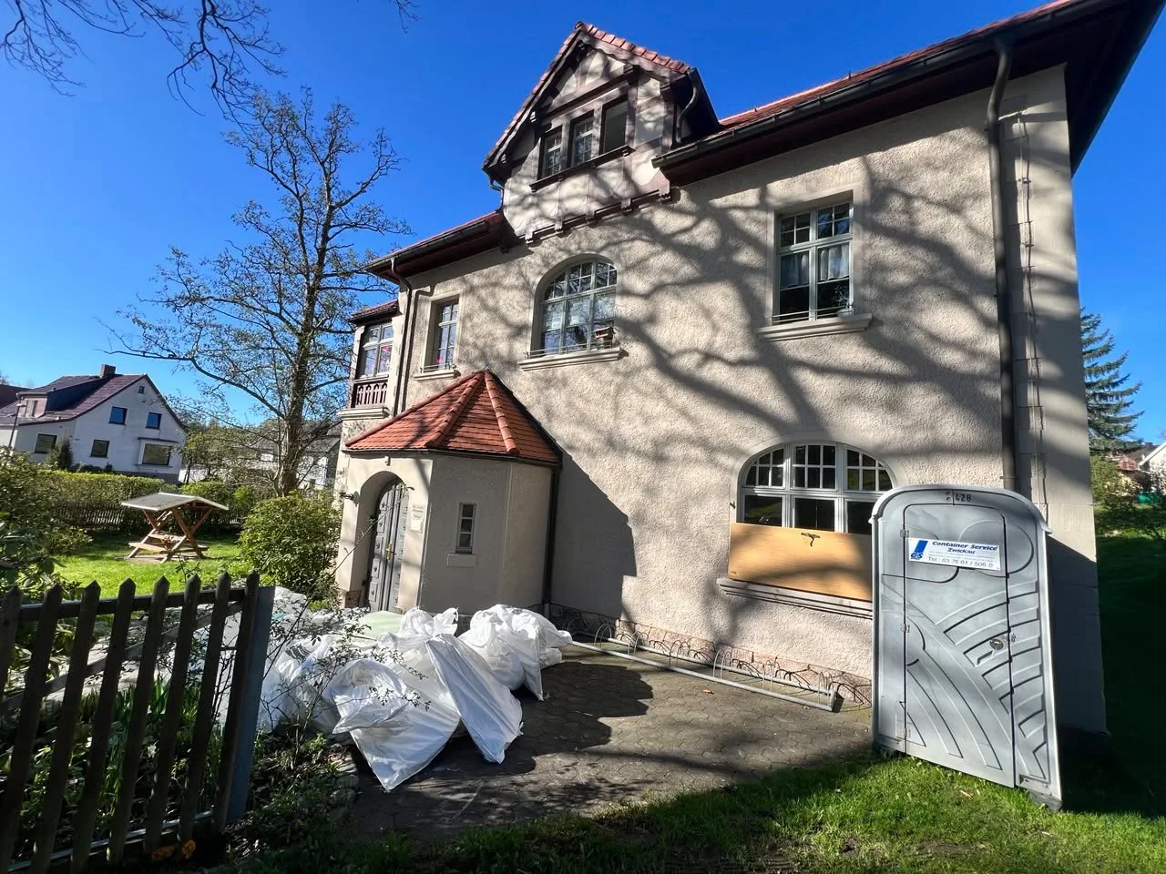 Altbau, Außenarbeiten vorbereitet