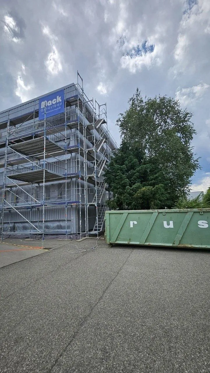 Gerüst und Container auf der Baustelle