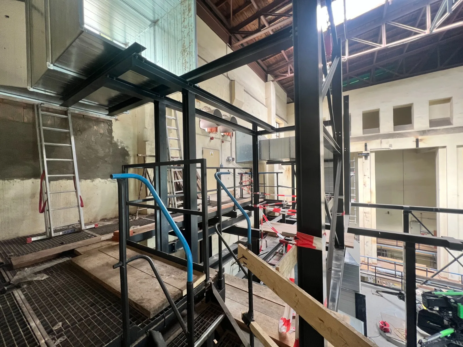 Stahlkonstruktion in der Halle — Arbeitsbereich abgesperrt