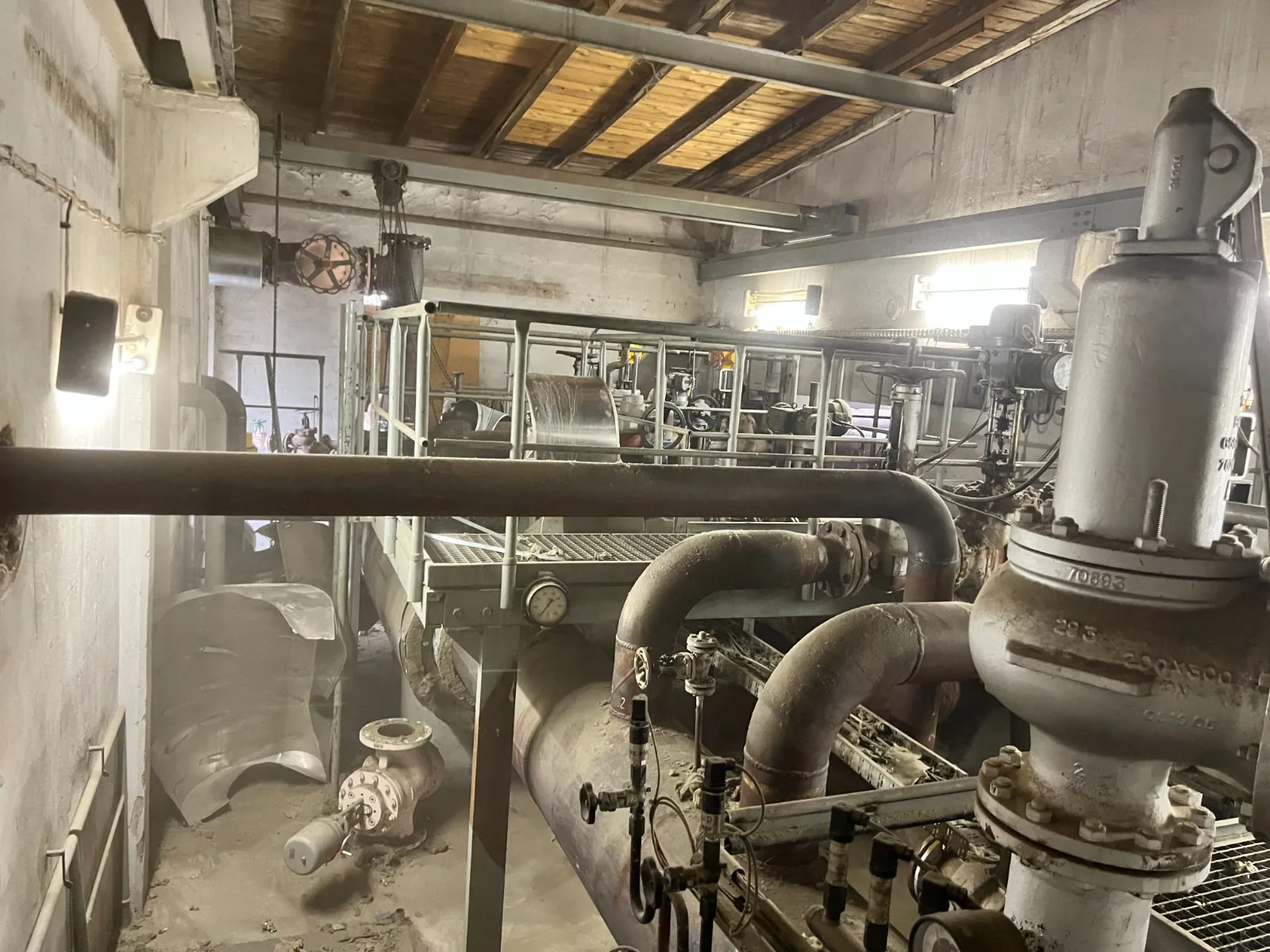 Kesselhaus im Bestand: Rohrleitungen, Armaturen und Dämmung