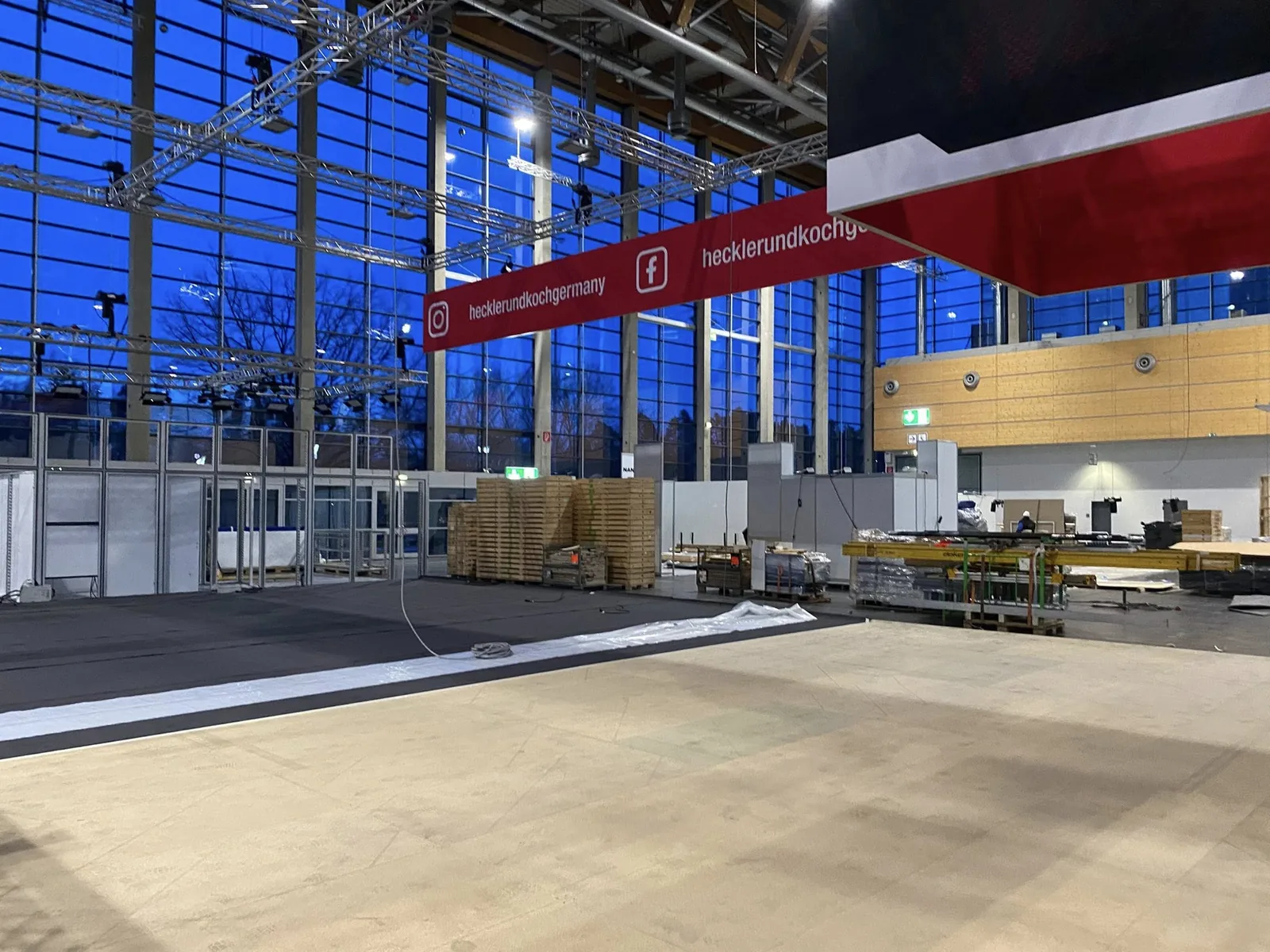 Aufbau in der Messehalle