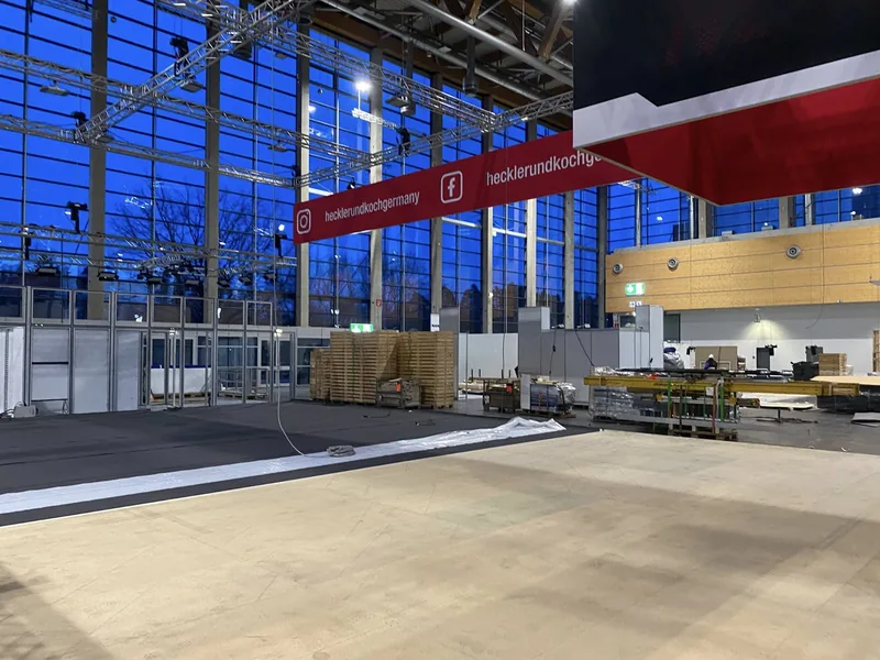 Aufbau in der Messehalle