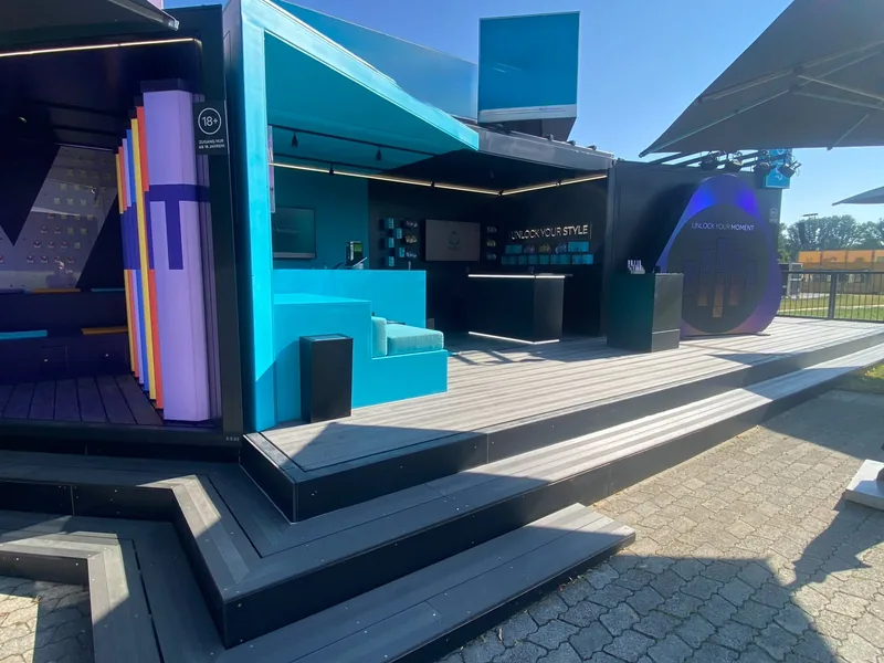 Aufbau des Pavillons vor Ort