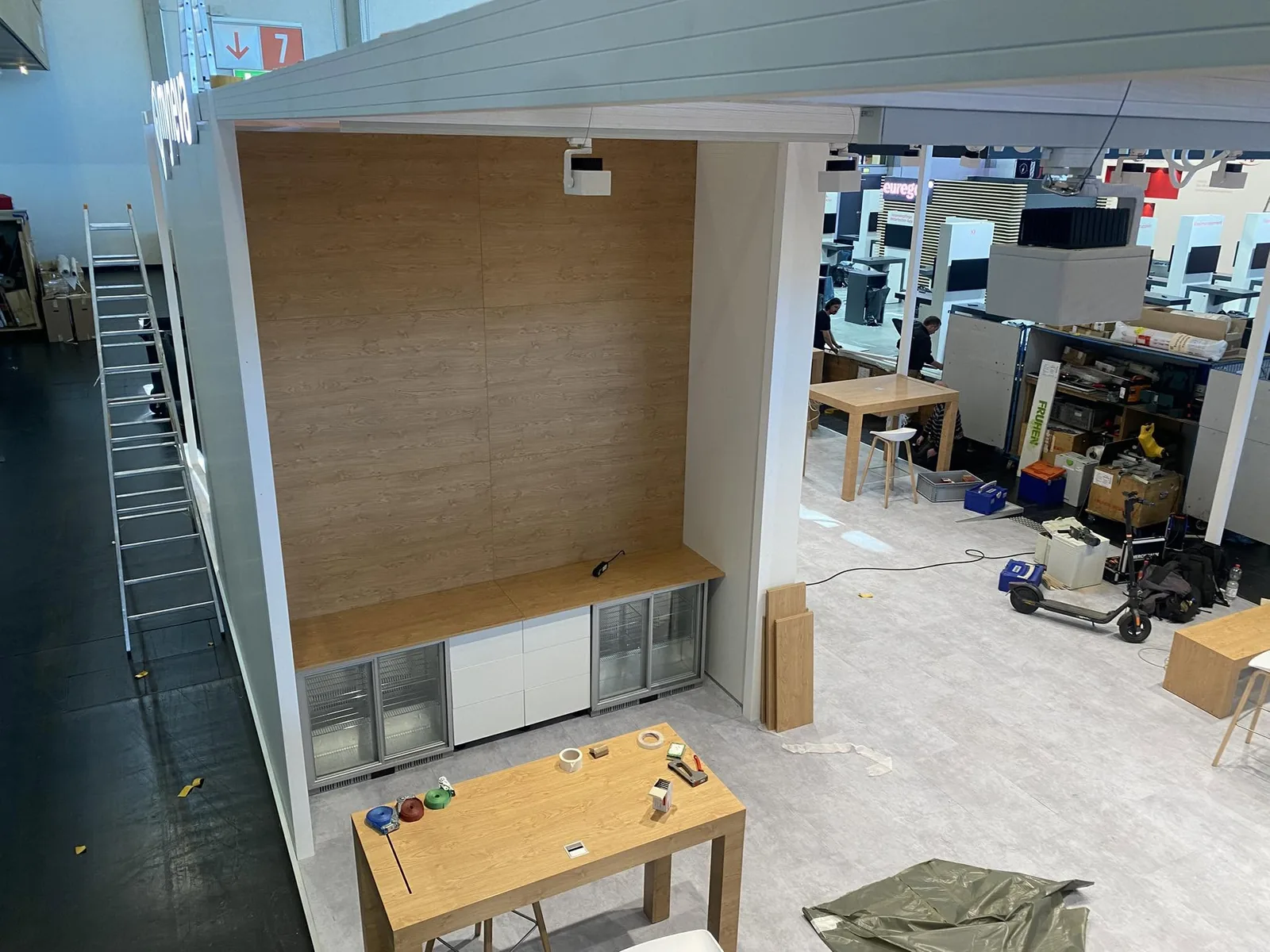 Theke mit Holzverkleidung und Kühlmodulen