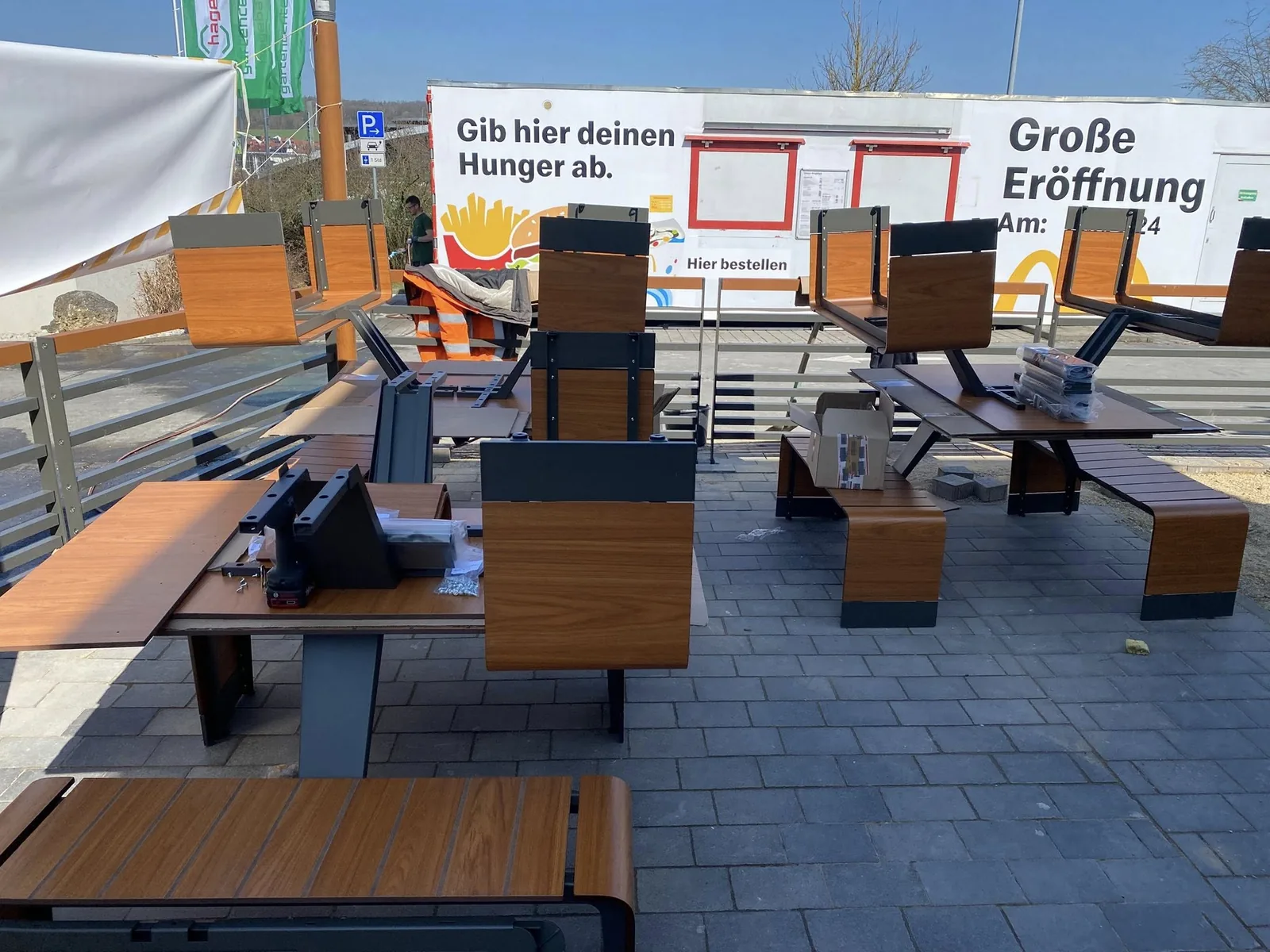 Terrassenmöbel und Geländer im Aufbau