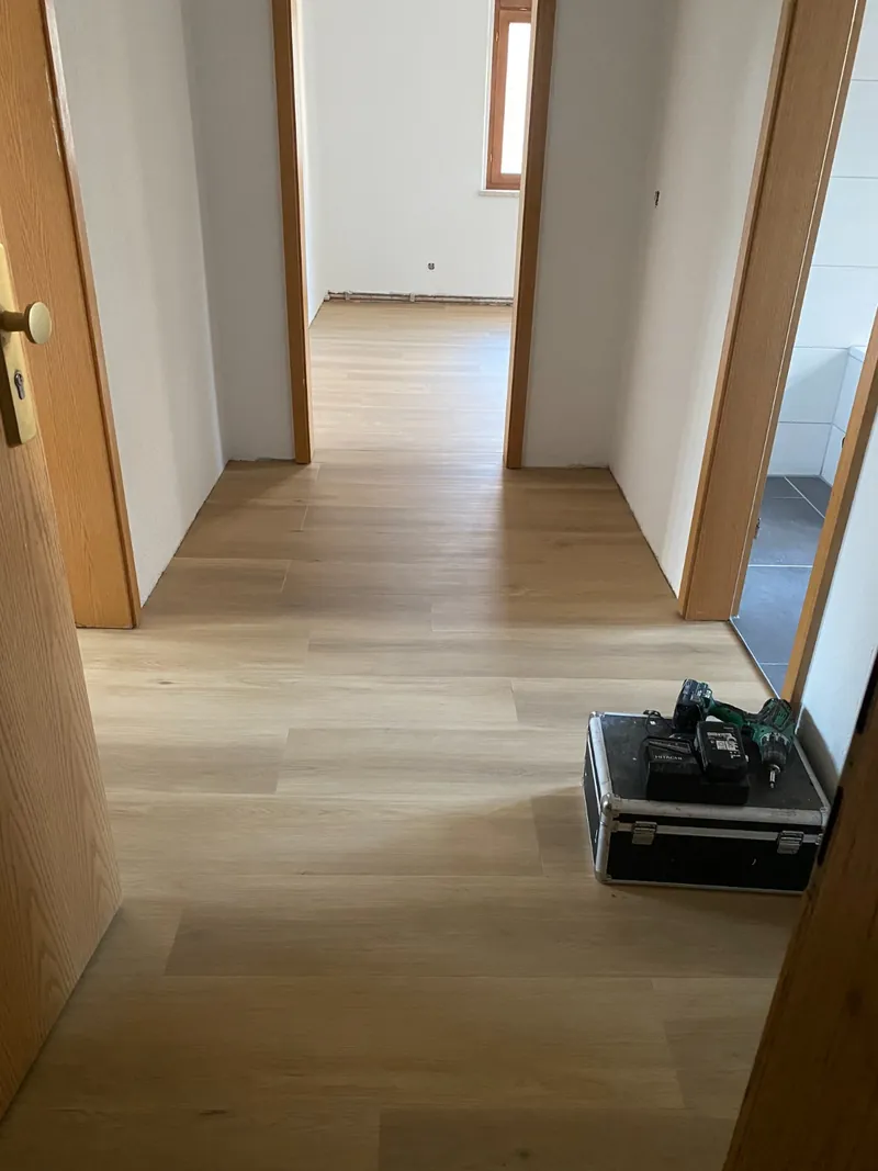 Designboden im Flur verlegt, Zargen gesetzt