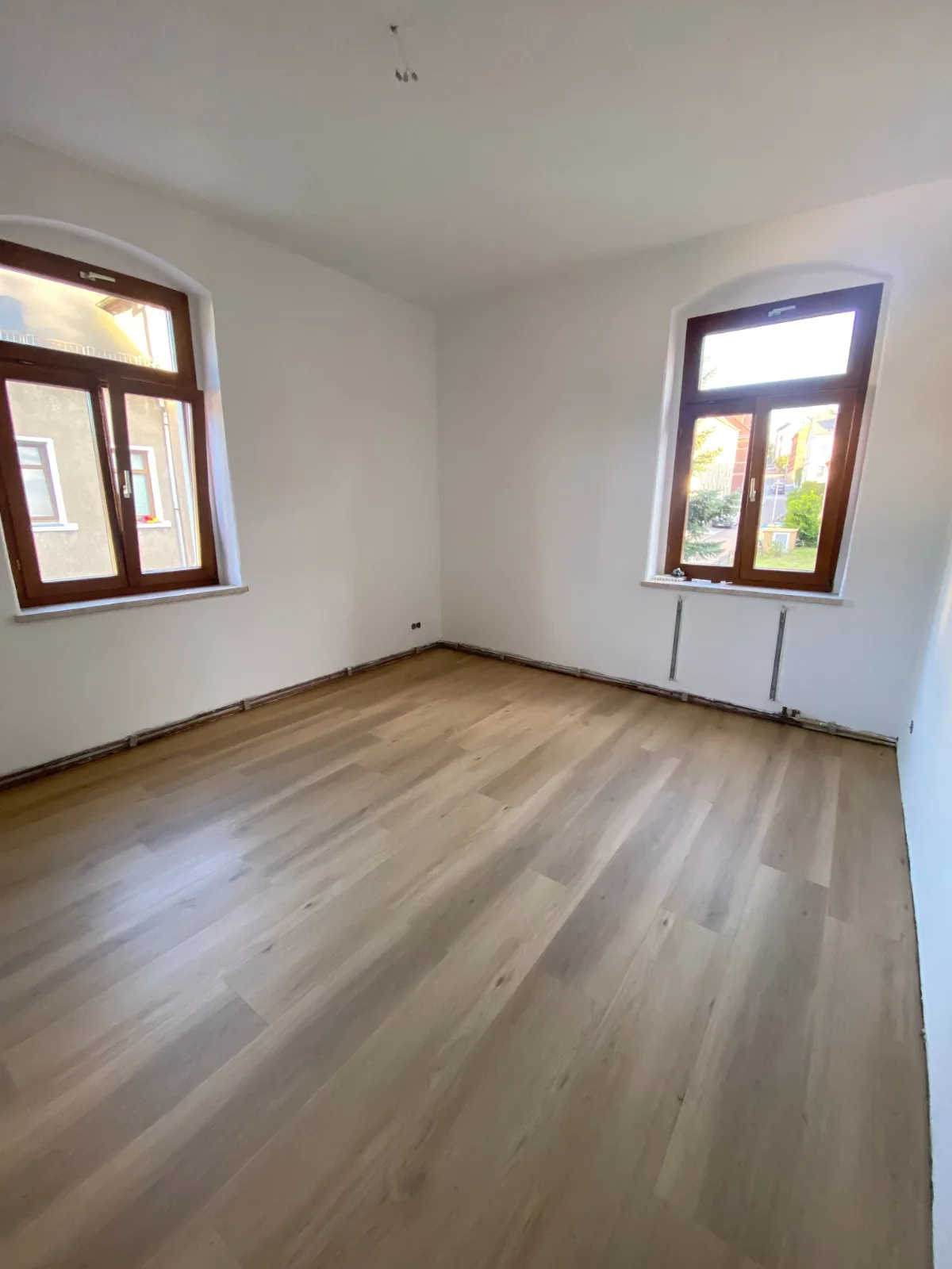 Zimmer nach der Sanierung: Wände, Decke, Boden, Fenster geprüft