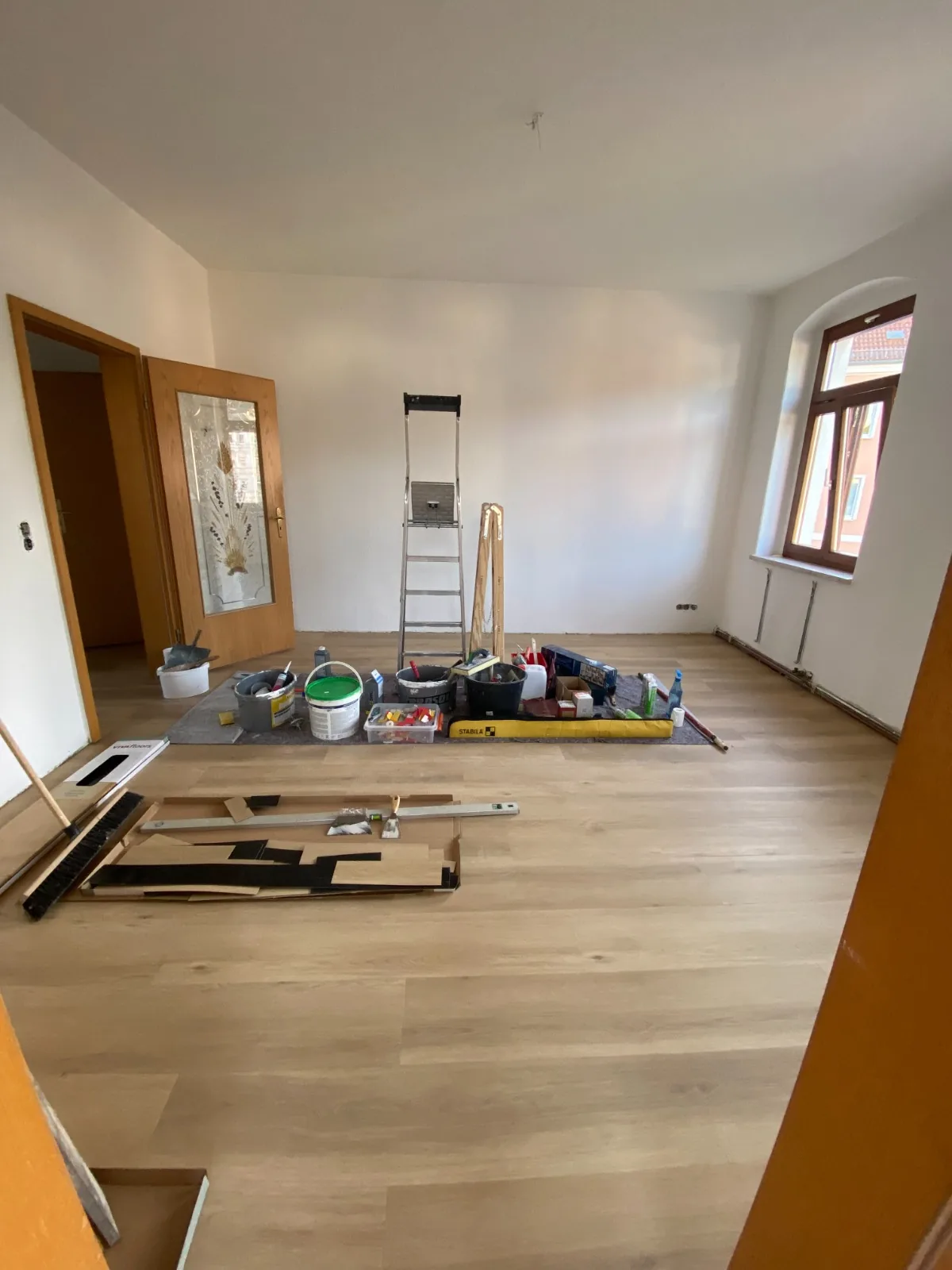 Malerarbeiten abgeschlossen, Boden verlegt — Endkontrolle
