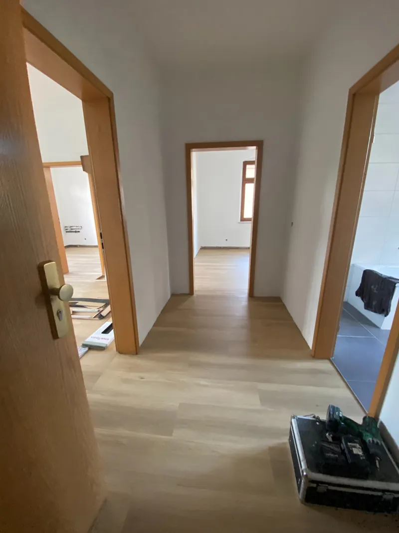 Blick durch die Zimmerflucht nach der Übergabe