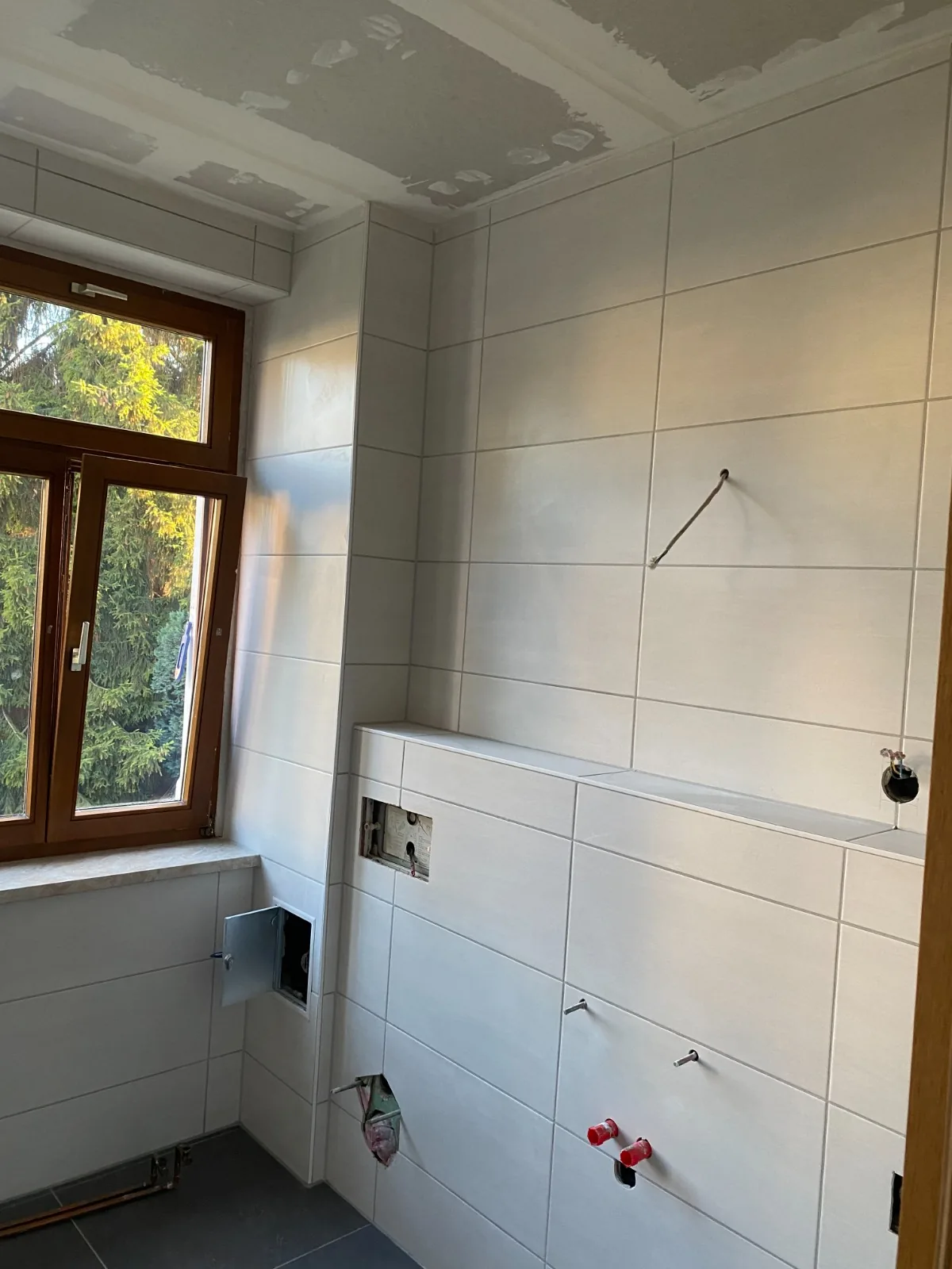 Fensterlaibungen und Vorwand fertig gefliest