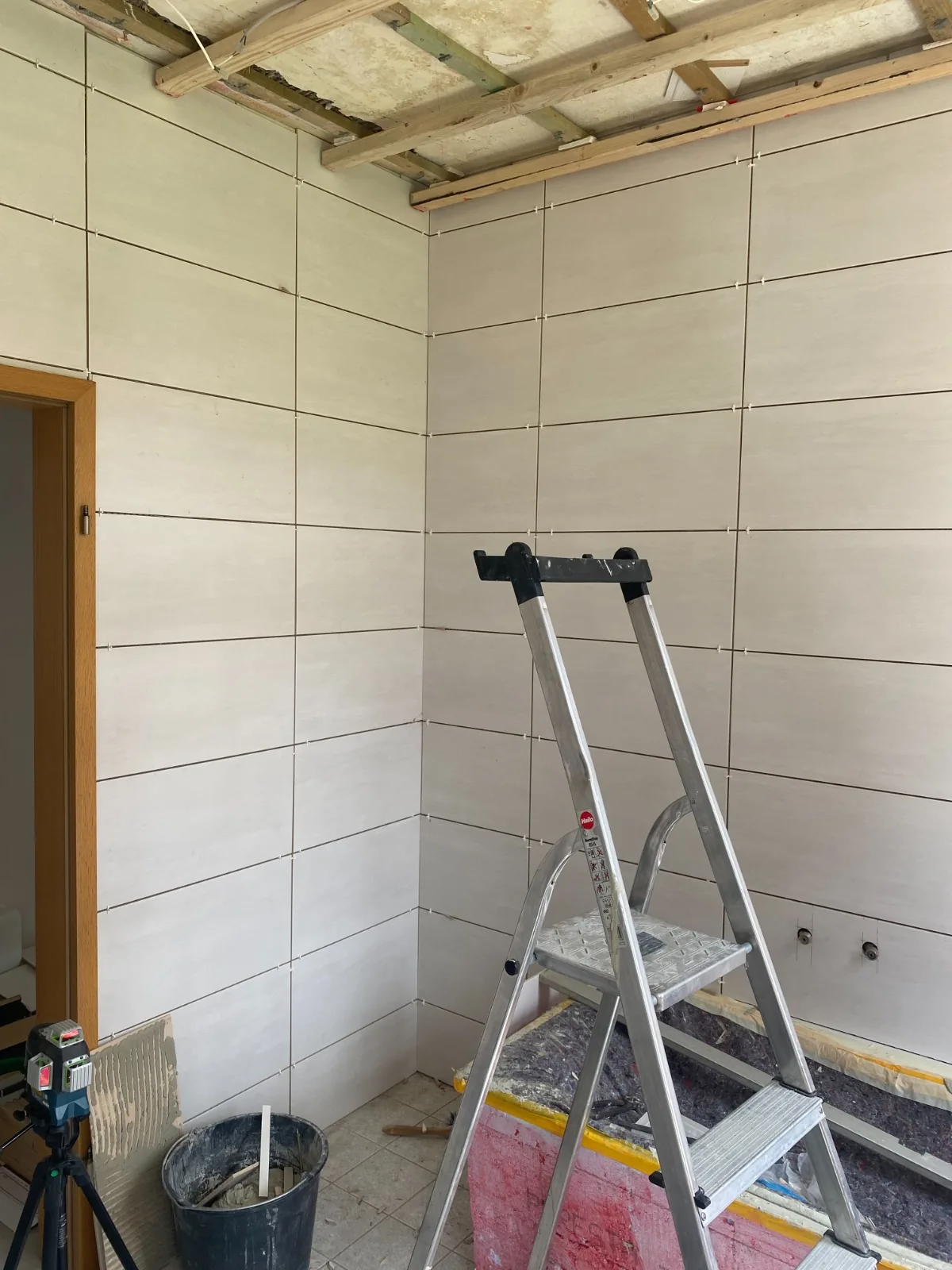 Wand mit vorbereiteten Anschlüssen für Waschtisch und Armaturen