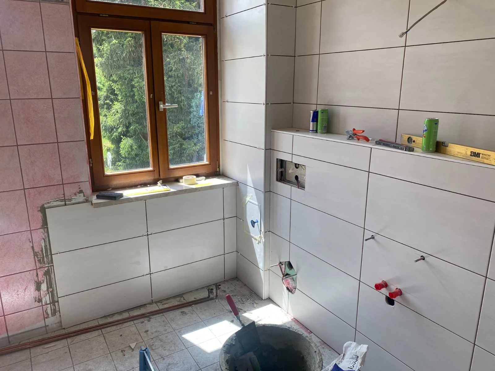 Wandfliesen bis zur Vorwand, Anschlüsse für die Wanne vorbereitet